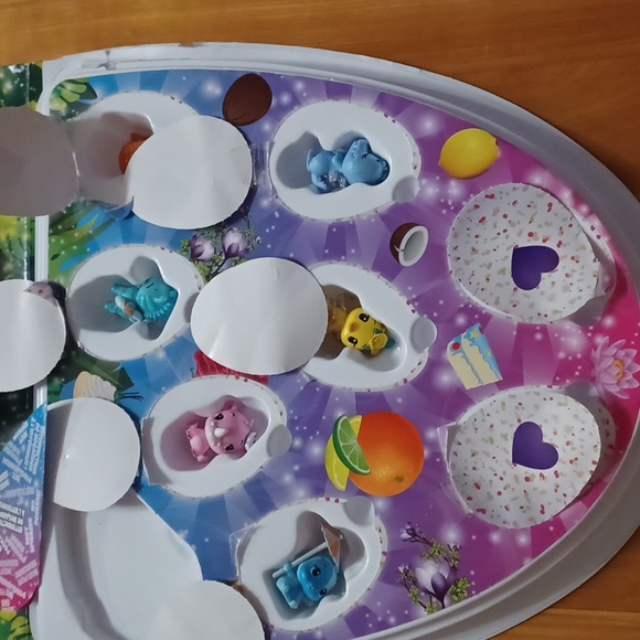 Hatchimals collEGGtibles Sweet Smelling 16-Pack - Picture 9 of 11